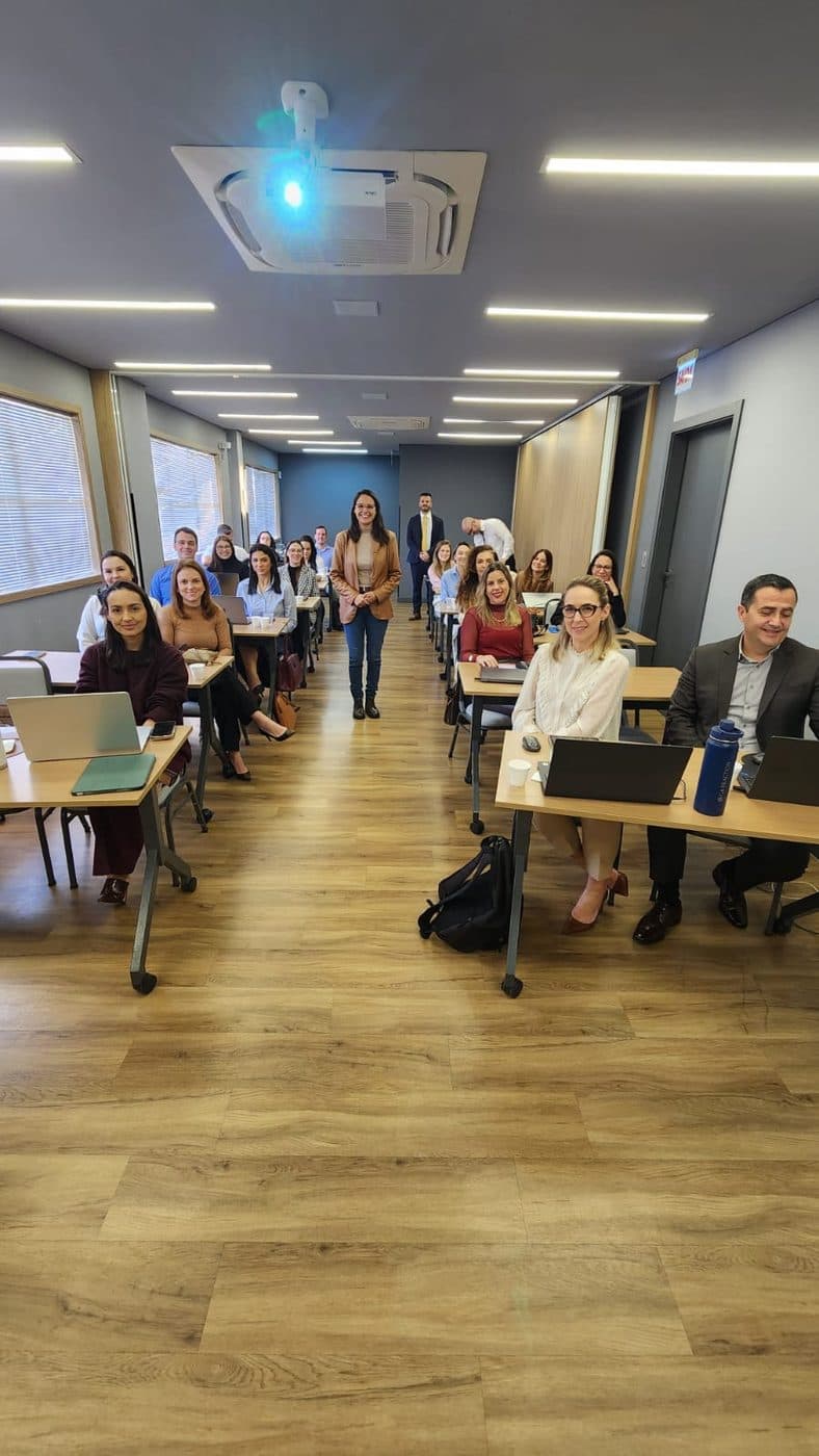 Participantes da capacitação em IA acompanhando a aula