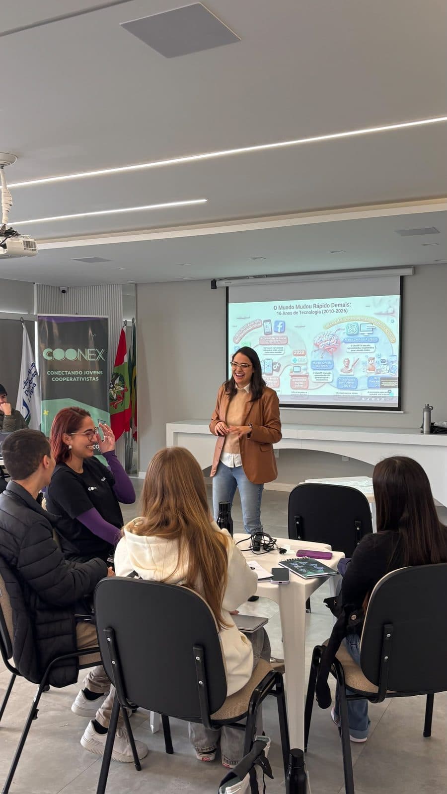 Nicole Borges conduzindo capacitação de IA para jovens cooperativistas